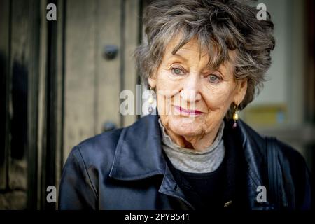 LA HAYE - Hedy d'Ancona. Avec son mari Mémorial de Paul van Vliet dans le théâtre royal de la haye. Le comédien Paul van Vliet est décédé à l'âge de 87 ans. Paul Van Vliet, originaire de la Haye, était l'un des comédiens les plus célèbres des pays-Bas en 1970s et 1980s. Il est sur scène depuis des décennies. ANP/Hollandse Hoogte/ Robin Utrecht pays-bas sortie - belgique sortie Banque D'Images