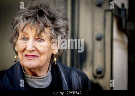 LA HAYE - Hedy d'Ancona. Avec son mari Mémorial de Paul van Vliet dans le théâtre royal de la haye. Le comédien Paul van Vliet est décédé à l'âge de 87 ans. Paul Van Vliet, originaire de la Haye, était l'un des comédiens les plus célèbres des pays-Bas en 1970s et 1980s. Il est sur scène depuis des décennies. ANP/Hollandse Hoogte/ Robin Utrecht pays-bas sortie - belgique sortie Banque D'Images