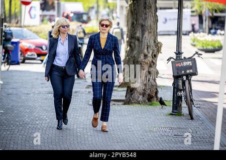 LA HAYE - Claudia de Breij avec sa femme Jessica van Geel commémoration de Paul van Vliet dans le théâtre royal de la haye. Le comédien Paul van Vliet est décédé à l'âge de 87 ans. Paul Van Vliet, de la Haye, était l'un des comédiens les plus célèbres des pays-Bas en 1970s et 1980s. Il est sur scène depuis des décennies. ANP/Hollandse Hoogte/ Robin Utrecht pays-bas sortie - belgique sortie Banque D'Images