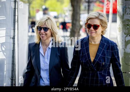 LA HAYE - Claudia de Breij avec sa femme Jessica van Geel commémoration de Paul van Vliet dans le théâtre royal de la haye. Le comédien Paul van Vliet est décédé à l'âge de 87 ans. Paul Van Vliet, originaire de la Haye, était l'un des comédiens les plus célèbres des pays-Bas en 1970s et 1980s. Il est sur scène depuis des décennies. ANP/Hollandse Hoogte/ Robin Utrecht pays-bas sortie - belgique sortie Banque D'Images