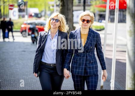 LA HAYE - Claudia de Breij avec sa femme Jessica van Geel commémoration de Paul van Vliet dans le théâtre royal de la haye. Le comédien Paul van Vliet est décédé à l'âge de 87 ans. Paul Van Vliet, de la Haye, était l'un des comédiens les plus célèbres des pays-Bas en 1970s et 1980s. Il est sur scène depuis des décennies. ANP/Hollandse Hoogte/ Robin Utrecht pays-bas sortie - belgique sortie Banque D'Images