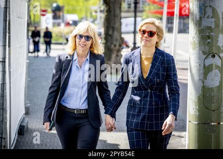 LA HAYE - Claudia de Breij avec sa femme Jessica van Geel commémoration de Paul van Vliet dans le théâtre royal de la haye. Le comédien Paul van Vliet est décédé à l'âge de 87 ans. Paul Van Vliet, originaire de la Haye, était l'un des comédiens les plus célèbres des pays-Bas en 1970s et 1980s. Il est sur scène depuis des décennies. ANP/Hollandse Hoogte/ Robin Utrecht pays-bas sortie - belgique sortie Banque D'Images