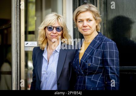 LA HAYE - Claudia de Breij avec sa femme Jessica van Geel commémoration de Paul van Vliet dans le théâtre royal de la haye. Le comédien Paul van Vliet est décédé à l'âge de 87 ans. Paul Van Vliet, originaire de la Haye, était l'un des comédiens les plus célèbres des pays-Bas en 1970s et 1980s. Il est sur scène depuis des décennies. ANP/Hollandse Hoogte/ Robin Utrecht pays-bas sortie - belgique sortie Banque D'Images