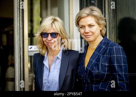 LA HAYE - Claudia de Breij avec sa femme Jessica van Geel commémoration de Paul van Vliet dans le théâtre royal de la haye. Le comédien Paul van Vliet est décédé à l'âge de 87 ans. Paul Van Vliet, originaire de la Haye, était l'un des comédiens les plus célèbres des pays-Bas en 1970s et 1980s. Il est sur scène depuis des décennies. ANP/Hollandse Hoogte/ Robin Utrecht pays-bas sortie - belgique sortie Banque D'Images