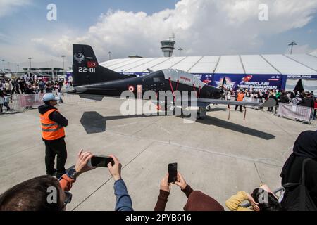 Istanbul, Turquie. 01st mai 2023. Un grand nombre de personnes sont venues assister à l'exposition Teknofest et voir les avions de guerre modernes et technologiques les plus récents. L'exposition 'TEKNOFEST' est un événement annuel qui a lieu en Turquie à l'aéroport Ataturk, et vise à soutenir le développement et les innovations technologiques et scientifiques, en présentant les dernières innovations et les projets techniques modernes dans divers domaines. Crédit : SOPA Images Limited/Alamy Live News Banque D'Images