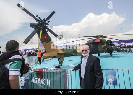 Istanbul, Turquie. 01st mai 2023. Un grand nombre de personnes sont venues assister à l'exposition Teknofest et voir les avions de guerre modernes et technologiques les plus récents. L'exposition 'TEKNOFEST' est un événement annuel qui a lieu en Turquie à l'aéroport Ataturk, et vise à soutenir le développement et les innovations technologiques et scientifiques, en présentant les dernières innovations et les projets techniques modernes dans divers domaines. Crédit : SOPA Images Limited/Alamy Live News Banque D'Images