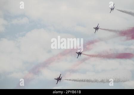 Istanbul, Turquie. 01st mai 2023. Les avions Soloturk et Bayraktar Kizilelma font un vol de démonstration le dernier jour de l'exposition SoloTurk Teknofest. L'exposition 'TEKNOFEST' est un événement annuel qui a lieu en Turquie à l'aéroport Ataturk, et vise à soutenir le développement et les innovations technologiques et scientifiques, en présentant les dernières innovations et les projets techniques modernes dans divers domaines. Crédit : SOPA Images Limited/Alamy Live News Banque D'Images