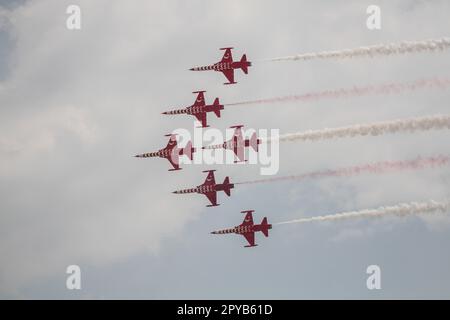 Istanbul, Turquie. 01st mai 2023. Les avions Soloturk et Bayraktar Kizilelma font un vol de démonstration le dernier jour de l'exposition SoloTurk Teknofest. L'exposition 'TEKNOFEST' est un événement annuel qui a lieu en Turquie à l'aéroport Ataturk, et vise à soutenir le développement et les innovations technologiques et scientifiques, en présentant les dernières innovations et les projets techniques modernes dans divers domaines. Crédit : SOPA Images Limited/Alamy Live News Banque D'Images