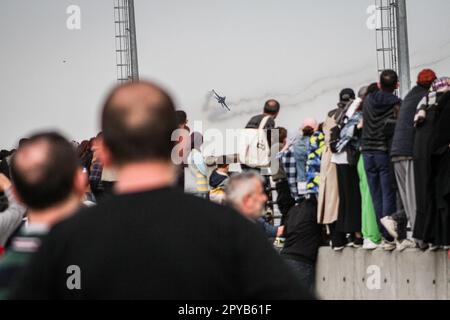 Istanbul, Turquie. 01st mai 2023. Un grand nombre de personnes sont venues assister à l'exposition Teknofest et voir les avions de guerre modernes et technologiques les plus récents. L'exposition 'TEKNOFEST' est un événement annuel qui a lieu en Turquie à l'aéroport Ataturk, et vise à soutenir le développement et les innovations technologiques et scientifiques, en présentant les dernières innovations et les projets techniques modernes dans divers domaines. Crédit : SOPA Images Limited/Alamy Live News Banque D'Images