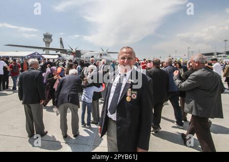 Istanbul, Turquie. 01st mai 2023. Un grand nombre de personnes sont venues assister à l'exposition Teknofest et voir les avions de guerre modernes et technologiques les plus récents. L'exposition 'TEKNOFEST' est un événement annuel qui a lieu en Turquie à l'aéroport Ataturk, et vise à soutenir le développement et les innovations technologiques et scientifiques, en présentant les dernières innovations et les projets techniques modernes dans divers domaines. Crédit : SOPA Images Limited/Alamy Live News Banque D'Images