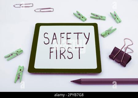 Affichage conceptuel la sécurité d'abord. Concept d'entreprise éviter tout risque inutile Live en toute sécurité soyez prudent soyez attentif Banque D'Images