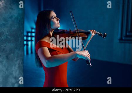 Portrait d'une sublime violoniste jouant de la belle musique Banque D'Images
