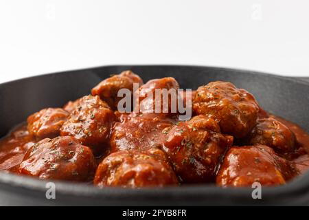 Boulettes de viande de tomate sur un fond blanc Banque D'Images