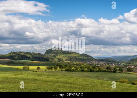 Paysage de Hegau avec vue sur le Hohentwiel, Hilzingen, district de Konstanz, Bade-Wurtemberg, Allemagne Banque D'Images