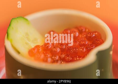 Caviar de saumon japonais connu sous le nom de l'ikura qui dérive de mot russe qui signifie caviar ou oeufs de poisson. Banque D'Images