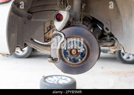 Vérification et inspection de la sécurité de la rupture du disque avant de la voiture Banque D'Images
