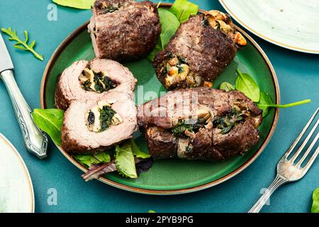 Roulades de bœuf savoureuses sur une assiette Banque D'Images