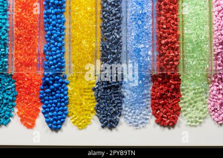 plusieurs résines plastiques colorées dans des tubes à essai en laboratoire Banque D'Images