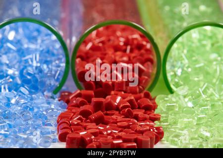 plusieurs résines plastiques colorées dans des tubes à essai en laboratoire Banque D'Images