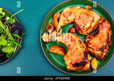Poulet rôti et salade verte Banque D'Images