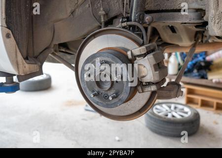 Vérification et inspection de la sécurité de la rupture du disque avant de la voiture Banque D'Images