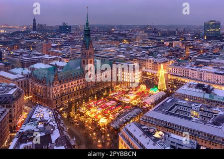 Marché de Noël historique sur Rathausmarkt dans le centre de Hambourg, Allemagne. Banque D'Images