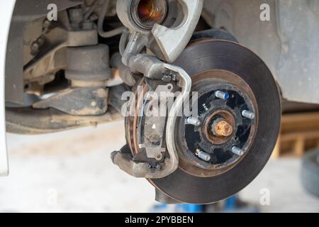 Vérification et inspection de la sécurité de la rupture du disque avant de la voiture Banque D'Images