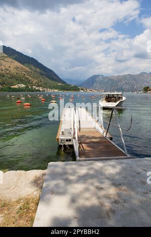 Très belle promenade de la baie de Kotor, un petit bateau de pêche. Monténégro. Belle et confortable ville, Kotor remblai. Le concept de repos et de vacances en Europe. Banque D'Images
