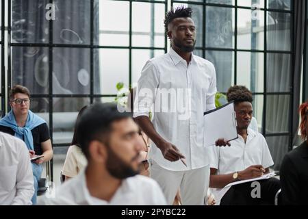 Les gens d'affaires Réunion du conseil d'avoir In Modern Office Banque D'Images