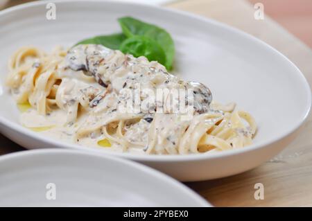 fettuccine carbonara ou pâtes à la truffe, spaghetti carbonara ou champignons ou pâtes carbonara pour servir Banque D'Images