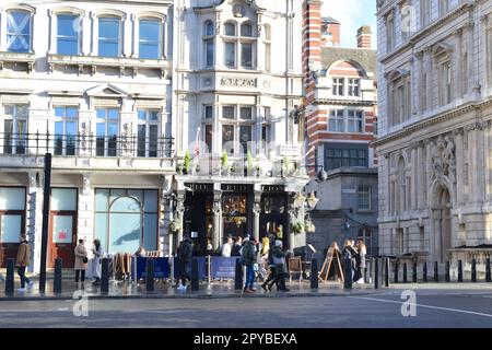 Vue sur la rue dans le centre de Londres avec pub anglais traditionnel. Banque D'Images