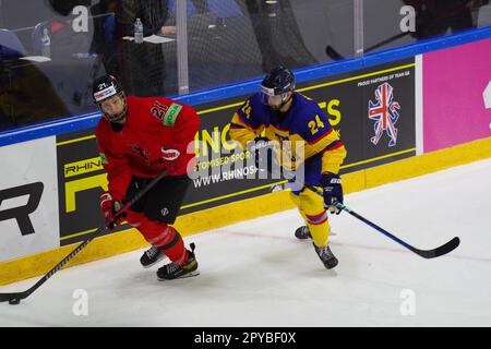 Nottingham, le 30 avril 2023. Marijus Dumcius jouant pour la Lituanie et Zsombor Molnar jouant pour la Roumanie lors d'un match du Championnat du monde de hockey sur glace 2023 de l'IIHF, Division I, Groupe A au Motorpoint Arena, Nottingham. Crédit : Colin Edwards Banque D'Images