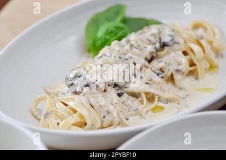 fettuccine carbonara ou pâtes à la truffe, spaghetti carbonara ou champignons ou pâtes carbonara pour servir Banque D'Images