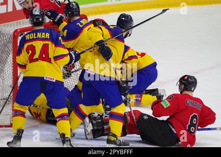 Nottingham, le 30 avril 2023. La Roumanie défend contre la Lituanie lors d'un match du Championnat du monde de hockey sur glace 2023 de l'IIHF, division I, tournoi du groupe A à l'arène Motorpoint, Nottingham. Crédit : Colin Edwards Banque D'Images