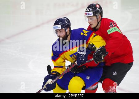 Nottingham, le 30 avril 2023. Zoltan Molnar jouant pour la Roumanie et Mark Kaleinikovas jouant pour la Lituanie lors d'un match du Championnat du monde de hockey sur glace 2023 de l'IIHF, Division I, Groupe A au Motorpoint Arena, Nottingham. Crédit : Colin Edwards Banque D'Images