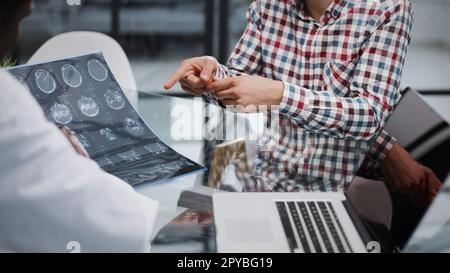 le médecin et le patient à la réception discutent de la radiographie Banque D'Images
