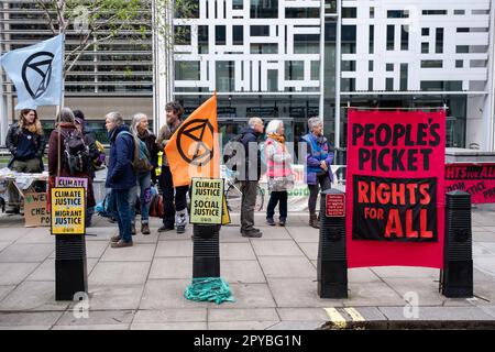 Des manifestants de la rébellion de l’extinction du groupe environnemental sur un “piquet du peuple” devant le Home Office, dans le cadre d’une manifestation non perturbatrice “The Big One” à Westminster le 24th avril 2023 à Londres, au Royaume-Uni. Extinction la rébellion est un groupe de changement climatique créé en 2018 et a gagné une énorme suite de personnes engagées dans des manifestations pacifiques. Ces manifestations soulignent que le gouvernement ne fait pas assez pour éviter un changement climatique catastrophique et pour exiger que le gouvernement prenne des mesures radicales pour sauver la planète. Banque D'Images