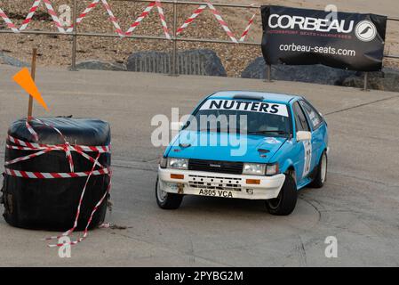 Robert Nutter en compétition avec une Toyota Corolla AE86 en compétition avec les sièges Corbeau sur le front de mer à Clacton, Essex, Royaume-Uni. Simon Nutter, co-pilote Banque D'Images