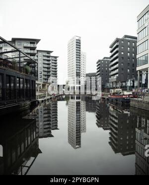 QUAI DE LEEDS, LEEDS, ROYAUME-UNI - 2 MAI 2023. Vue sur le paysage de Leeds Dock, anciennement Clarence Dock avec une architecture moderne et un appartement exclusif au bord de la rivière Banque D'Images