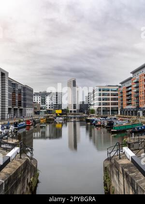 QUAI DE LEEDS, LEEDS, ROYAUME-UNI - 2 MAI 2023. Vue sur le paysage de Leeds Dock, anciennement Clarence Dock avec une architecture moderne et un appartement exclusif au bord de la rivière Banque D'Images