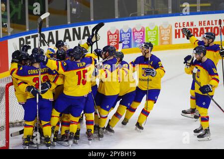 Nottingham, le 30 avril 2023. La Roumanie célèbre leur victoire contre la Lituanie au Championnat du monde de hockey sur glace 2023 de l'IIHF, division I, tournoi du groupe A à l'arène Motorpoint, Nottingham. Crédit : Colin Edwards Banque D'Images