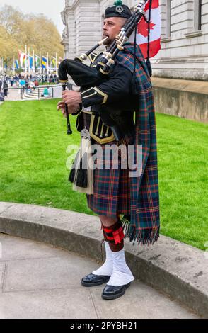 Piper canadien jouant des cornemuses traditionnelles, Westminster (Londres) 30th avril 2023 Banque D'Images