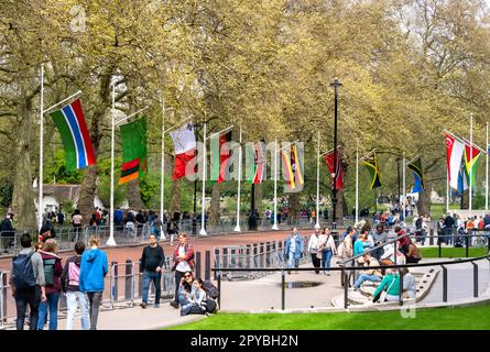 30th avril 2023 Commonwealth Flags Line The Mall London UK en préparation pour le couronnement du roi Charles III Banque D'Images