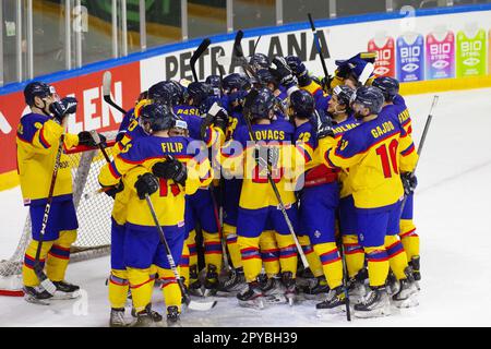 Nottingham, le 30 avril 2023. La Roumanie célèbre leur victoire contre la Lituanie au Championnat du monde de hockey sur glace 2023 de l'IIHF, division I, tournoi du groupe A à l'arène Motorpoint, Nottingham. Crédit : Colin Edwards Banque D'Images