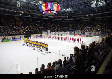 Nottingham, le 30 avril 2023. Des joueurs de Roumanie et de Lituanie se tenant pour l'hymne national après un match du Championnat du monde de hockey sur glace 2023 de l'IIHF, division I, groupe A, au Motorpoint Arena, Nottingham. Crédit : Colin Edwards Banque D'Images