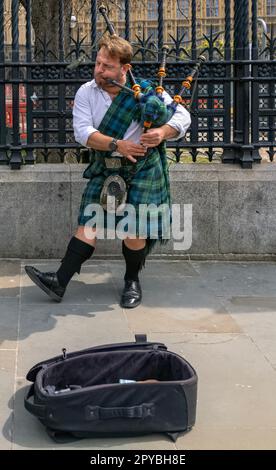 Piper jouant des cornemuses traditionnelles, Westminster, Londres, Royaume-Uni 30th avril 2023 Banque D'Images