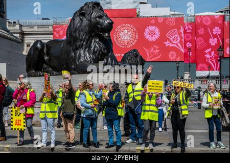 Londres, Royaume-Uni. 3rd mai 2023. Les manifestants applaudissent et sifflent lorsqu'un signal sonore retentit pour soutenir le mouvement - Un arrêt de la manifestation ULEZ (zone à émission ultra faible) et anti Sadiq Khan (maire de Londres) à Trafalgar Square. Crédit : Guy Bell/Alay Live News Banque D'Images