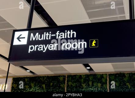Affiche de salle de prière multi-religieuse, pour diverses religions et religions, aéroport international de Manchester, terminal2, Angleterre, Royaume-Uni, M90 1QX Banque D'Images