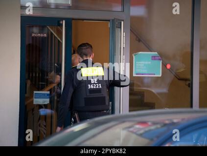 Berlin, Allemagne. 03rd mai 2023. Des policiers entrent dans une école à Neukölln. Deux écoliers ont probablement été blessés mercredi par un homme dans une école de Berlin-Neukölln. L'un d'eux a été grièvement blessé, l'autre gravement, a déclaré un porte-parole de la police dans l'après-midi. Credit: Michael Kappeller/dpa/Alay Live News Banque D'Images