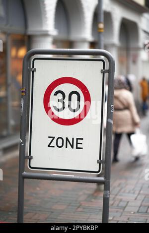 La circulation a calmé la zone avec limite de vitesse à 30 km/h dans le centre-ville de Goslar en Allemagne Banque D'Images